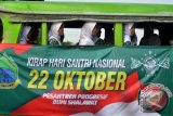 Sejumlah santriwati Pondok Pesantren Bumi Sholawat pawai keliling menumpang kendaraan odong-odong di Sidoarjo, Jawa Timur, Kamis (22/10). Kegiatan tersebut dalam rangka memperingati Hari Santri Nasional yang diperingati setiap tanggal 22 Oktober. Antara Jatim/Umarul Faruq/zk/15
