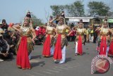 Kediri (Antara Jatim) - Sejumlah penari membawakan tari tradisional dalam acara larung sesaji Gunung Kelud di Kecamatan Ngancar, Kabupaten Kediri, Jawa Timur, Sabtu (24/10). Kegiatan larung sesaji itu sebagai upaya melestarikan sejarah. Antara Jatim/Foto/Asmaul Chusna
