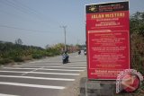 Seorang pengendara melewati jalan misteri atau yang dikenal dengan sebutan 