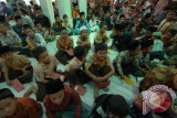 Sejumlah anak yatim menunggu pembagian santunan di Masjid As-Syuhadak, Pamekasan, Jatim, Sabtu (24/10). Sebanyak 1.006 anak yatim di daerah itu mendapat santunan dalan rangka bulan muharam dari masjid tersebut. Antara Jatim/Foto/Saiful Bahri/15