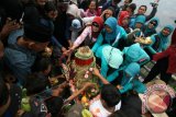 Sejumlah warga berebut gunungan berisi hasil bumi pada ritual sesaji Gunung Kelud di lereng Gunung Kelud, Desa Sugihwaras, Kabupaten Kediri, Jawa Timur, Sabtu (24/10). Ritual sesaji yang dilaksanakan setahun sekali pada bulan Suro (penanggalan Jawa) tersebut sebagai simbolisasi perwujutan rasa syukur terhadap keberadaan Gunung Kelud yang memberikan kesuburan dan kemakmuran bagi masyarakat sekitar. Antara Jatim/Prasetia Fauzani/zk/15