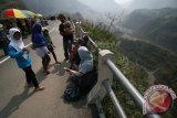 Sejumlah wisatawan menikmati pemandangan lereng gunung Kelud di Desa Sugihwaras, Kabupaten Kediri, Jawa Timur, Sabtu (24/10). Gunung Kelud menjadi destinasi wisata utama Kediri dengan suguhan pemandangan lereng  gunung yang mulai menghijau paska erupsi 2014 lalu. Antara Jatim/Prasetia Fauzani/zk/15