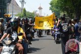 Sejumlah pesilat melakukan konvoi saat pulang dari acara Suran Agung (pertemuan tahunan) Persaudaraan Setia Hati Tunas Muda (PSHTM) Winongo di Madiun, Jawa Timur, Minggu (25/10). Ribuan pesilat melakukan konvoi untuk menghadiri Suran Agung yang digelar di Kota Madiun, tempat PSHTM berpusat dan sempat bersitegang dengan polisi yang mentertibkan konvoi. Antara Jatim/Foto/Siswowidodo/zk/15