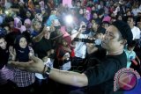 Musisi Aceh Rafly Kande menghibur warga saat konser Syiar dan Syair Semarak Muharam di Lhokseumawe, Provinsi Aceh, Sabtu (24/10) malam. Rafly Kande yang pernah tampil di beberapa pertunjukkan di luar negeri itu membawakan sejumlah lagunya seperti Seulanga dan Ubat Hatee. ANTARA FOTO/Rahmad/aww/15.