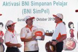 Wakil Gubernur Jawa Timur Saifullah Yusuf (tengah) berbincang dengan Dirut Bank BNI Achmad Baiquni (kanan) dan Ketua Dewan Komisioner OJK Muliaman D Hadad (kiri) saat aktivasi Tabungan BNI Simpanan pelajar (SimPel) di Kawasan Pendidikan Wahid Hasyim, Surabaya, Jawa Timur, Selasa (27/10). Aktivasi Tabungan BNI Simpel tersebut bertujuan membangkitkan kembali budaya menabung sejak dini dan sebagai upaya mendukung literasi di kalangan pelajar. Antara Jatim/Zabur Karuru/zk/15