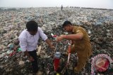 Petugas memeriksa pipa gas metana dari sampah di Tempat Pembuangan Akhir (TPA) Kampung Jawa, Banda Aceh, Aceh, Selasa (27/10). Program pemanfaatan sampah menjadi energi Pemerintah Kota Banda Aceh itu masih dalam tahapan pembangunan pipa distribusi gas metana ke rumah penduduk dengan prediksi TPA seluas lima hekter tersebut akan menghasilkan sekitar 4.000 meter kubik gas metana per hari. ANTARA FOTO/Irwansyah Putra/wdy/15.