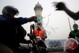 Tim reaksi cepat penanggulangan bencana Pemerintah Kota Banda Aceh bersama relawan RAPI membagikan masker di Banda Aceh, Aceh, Senin (26/10). Tim reaksi cepat penanggulangan bencana Pemerintah Kota Banda Aceh membagikan ribuan masker dan membuka posko konseling terkait kabut asap yang terus meningkati di wilayah itu. ANTARA FOTO/Irwansyah Putra/pd/15.