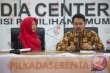 Anggota KPU Ferry Kurnia Rizkiyansyah (kanan) dan Direktur Eksekutif Perludem Titi Anggraini (kiri) memberikan keterangan pers terkait peluncuran Kompetisi Aplikasi Pilkada Serentak Code For Vote 4.0 di Gedung KPU, Jakarta, Rabu (28/10). KPU dan Perludem menyelenggarakan kompetisi pembuatan aplikasi Pilkada Serentak tersebut untuk meningkatkan partisipasi masyarakat melalui inisiatif civic tech atau inisiatif teknologi yang diciptakan masyarakat. ANTARA FOTO/Widodo S. Jusuf/wdy/15.