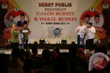 Pasangan calon bupati Kediri nomor urut 1 Haryanti Sutrisno-Masykuri (kiri) dan pasangan calon bupati Kediri nomor urut 2 Ari Purnomo Adi-Arifin Tafsir (kanan) mengikuti debat publik calon bupati Kediri 2015-2020 di Kabupaten Kediri, Jawa Timur, Selasa (27/10) malam. Debat publik yang dilaksanakan KPU Kabupaten Kediri tersebut merupakan rangkaian dari tahapan pilkada serentak yang akan digelar pada Desember mendatang. Antara Jatim/Prasetia Fauzani/zk/15