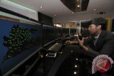 Petugas PLN memantau distribusi tenaga listrik jawa timur melalui layar monitor di Area Pengatur Distribusi (APD) Jatim di Surabaya, Jawa Timur, Selasa (27/10). Pemantauan dan pengaturan sistem distribusi tenaga listrik  yang dilaksanakan secara terus menerus, real time, cepat dan tepat oleh PT PLN (Persero) melalui unit kerja Area Pengatur Distribusi (APD) tersebut guna memberikan pelayanan yang baik kepada masyarakat. Antara Jatim/Didik Suhartono/zk/15