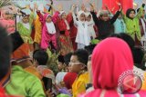 Sejumlah siswa-siswi dengan berpakaian tradisional bernyanyi di SD Islam Al Azhar 11 Surabaya, Jawa Timur, Selasa (27/10).  Kegiatan acara “Bulan Bahasa – Seribu Buku Sejuta Pengetahuan” yang diikuti oleh siswa-siswi tersebut untuk memperingati Hari Sumpah Pemuda. Antara Jatim/Didik Suhartono/zk/15