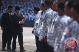 Menteri Pendayagunaan Aparatur Negara dan Reformasi Birokrasi Yuddy Chrisnandi (kedua kiri) didampingi Gubernur Jawa Timur Soekarwo (kiri) memberikan piala penghargaan kepada sejumlah pemuda saat Upacara Peringatan Hari Sumpah Pemuda di halaman Grahadi, Surabaya, Jawa TImur, Rabu (28/10). Pada Peringatan tersebut Menteri PAN-RB Yuddy menghimbau agar pemuda kembali menghidupakan kembali semangat gotong royong dan aparatur sipil negara harus menjalankan tugasnya dengan baik sehingga masyarakat bisa mendapatkan pelayanan yang prima. Antara Jatim/Zabur Karuru/zk/15