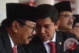 Menteri Pendayagunaan Aparatur Negara dan Reformasi Birokrasi Yuddy Chrisnandi (tangah) berbincang  dengan Gubernur Jawa Timur Soekarwo (kiri) dan Wakil Gubernur Jawa Timur Saifullah Yusuf (kanan) saat Upacara Peringatan Hari Sumpah Pemuda di halaman Grahadi, Surabaya, Jawa TImur, Rabu (28/10). Pada Peringatan tersebut Menteri PAN-RB Yuddy menghimbau agar pemuda kembali menghidupakan kembali semangat gotong royong dan aparatur sipil negara harus menjalankan tugasnya dengan baik sehingga masyarakat bisa mendapatkan pelayanan yang prima. Antara Jatim/Zabur Karuru/zk/15