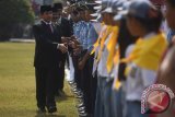 Menteri Pendayagunaan Aparatur Negara dan Reformasi Birokrasi Yuddy Chrisnandi (tkiri) didampingi Gubernur Jawa Timur Soekarwo (kedua kiri) dan Wakil Gubernur Jawa Timur Saifullah Yusuf (ketiga kiri) menyalami peserta upacara saat Upacara Peringatan Hari Sumpah Pemuda di halaman Grahadi, Surabaya, Jawa TImur, Rabu (28/10). Pada Peringatan tersebut Menteri PAN-RB Yuddy menghimbau agar pemuda kembali menghidupakan kembali semangat gotong royong dan aparatur sipil negara harus menjalankan tugasnya dengan baik sehingga masyarakat bisa mendapatkan pelayanan yang prima. Antara Jatim/Zabur Karuru/zk/15 