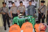 Personil Kepolisian Polres Aceh Timur memperlihatkan tiga tersangka jaringan narkoba antar negara dalam konferensi pers di Mapolres Aceh Timur, Aceh, Selasa (27/10). Ketiga tersangka diringkus petugas saat membawa masuk narkoba dari Thailand melalui perairan selat Malaka ke Aceh, dengan barang bukti narkoba jenis sabu seberat 1 kilogram. ANTARA FOTO/Syifa Yulinnas/foc/15.