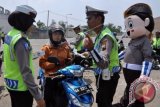 Polisi memeriksa kelengkapan surat kendaraan bermotor seorang pengendara saat dilaksanakan razia lalu lintas di Kota Temanggung, Jateng, Kamis (29/10). Selain memeriksa serta menertibkan surat-surat dan kelengkapan kendaraan bermotor, pihak kepolisian juga membagikan ratusan 'voucher' pulsa bagi pengendara yang tertib dan lengkap surat-suratnya. FOTO ANTARA/Anis Efizudin/wdy/15