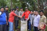 Tim verikasi melakukan photo bersama pada pilar batas utama perbatasan antara Kabupaten Gayo Lues â€“ Aceh Barat Daya, Aceh , Kamis (29/10). Tim melakukan verifikasi tapal batas di wilayah hutan lindung tersebut dengan tujuan untuk penetapan batas tetap yang selanjutnya untuk di masukkan ke dalam peraturan Menteri Dalam Negeri . ACEH.ANTARANEWS.COM/Suprian