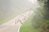 Sejumlah siswa sekolah SDN 30 Tumbang Titi berjalan kaki di jalan raya jalur Trans Kalimantan di Desa Beringin Rayau, Kabupaten Ketapang, Kalbar, Senin (26/10). Para siswa itu menyatakan mereka diliburkan selama tiga hari oleh pihak sekolah karena kondisi cuaca kembali memburuk akibat polusi asap yang melanda daerah tersebut. ANTARA FOTO/Jessica Helena Wuysang/aww/15.