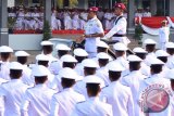 Gubernur Akademi Angkatan Laut (AAL), Mayjen TNI (Mar) Guntur IC Lelono (kiri) melakukan inspeksi pasukan upacara ketika pelepasan perwira remaja di Lapangan Aru, AAL, Bumimoro, Surabaya, Jawa Timur, Kamis (30/10). Sebanyak 99 orang perwira remaja AAL angkatan ke-60 tahun 2015 resmi dilepas untuk bertugas di berbagai satuan TNI AL. Antara Jatim/M Risyal Hidayat/zk/15