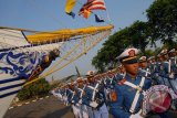 Sejumlah taruna Akademi Angkatan Laut (AAL) mengikuti upacara pelepasan perwira remaja lulusan AAL di Lapangan Aru, AAL, Bumimoro, Surabaya, Jawa Timur, Kamis (30/10). Sebanyak 99 orang perwira remaja AAL angkatan ke-60 tahun 2015 resmi dilepas untuk bertugas di berbagai satuan TNI AL. Antara Jatim/M Risyal Hidayat/zk/15