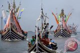 Sejumlah Kapal mengiringi petik laut di Muncar, Banyuwangi, Jawa Timur, Kamis (29/30). Acara yang di adakan setiap bulan suro (kalender jawa) tersebut, meletakan sesaji di laut lepas sebagai ungkapan rasa sukur nelayan atas hasil laut yang melimpah. Antara Jatim/Budi Candra Setya/zk/15.