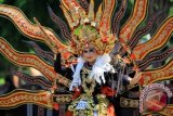Peserta mempresentasikan kostum yang akan digunakan pada acara Banyuwangi Ethno Carnival (BEC) 2015 di Taman Blambangan, Banyuwangi, Jawa Timur, Kamis (8/10). BEC yang akan berlangsung pada 17 Oktober 2015 tersebut diselenggarakan dengan tema 'The Usingnese Royal Wedding' yang mengkolaborasikan konsep modern dan tradisional dengan iringan musik lokal. ANTARA FOTO/Budi Candra Setya/wdy/15.