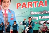 Ketua Umum Partai Idaman Rhoma Irama menyanyikan sejumlah lagu karyanya saat deklarasi nasional partai Idaman di kawasan Tugu Proklamasi Jakarta, Rabu (14/10). Deklarasi yang dihadiri sejumlah tokoh partai politik dan simpatisan partai Idaman tersebut diisi dengan pelantikan pengurus pusat dan penyampaian visi dan misi partai dengan menyanyikan sejumlah lagu oleh sang ketua umum. ANTARA FOTO/Zarqoni Maksum/wdy/15.
