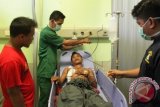 Petugas medis memasang infus pada pasien Uyung (27), korban tembak pada konflik di Aceh Singkil, saat dirujuk di Rumah Sakit Umum Zainal Abidin, Banda Aceh, Rabu (14/10). Korban yang mengalami luka tembak pada dada dan bahu kanan itu terpaksa dirujuk dari rumah sakit Kabupaten Aceh Singkil ke Rumah Sakit di Banda Aceh untuk menjalani perawatan intensif. ANTARA FOTO/Ampelsa/wdy/15
