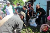 Wali Kota Kediri Abdullah Abu Bakar (kaus hijau) dengan warga ikut membersihkan sampah di sungai kresek, Kelurahan Dandangan, Kecamatan Kota, Kediri, Jawa Timur, Minggu (1/11). Pemkot membuat gerakan selokan bersih setiap tiga bulan sekali dengan mengajak serta masyarakat untuk membersihkan sampah. Antara Jatim/Foto/Asmaul Chusn/zk/15 
