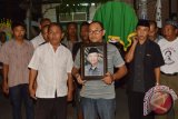 Sejumlah orang mengusung peti jenazah pencipta Hymne Guru (Pahlawan Tanpa Tanda Jasa), Sartono (79) dari rumah duka menuju makam di Kota Madiun, Jawa Timur, Minggu (1/11). Sartono meninggal setelah menderita sakit dan menjalani perawatan di rumah sakit selama 13 hari. Antara Jatim/Foto/Siswowidodo/zk/15