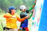 Sejumlah atlet panahan menjalani latihan di Stadion Olah Raga Palangka Raya, Kalimantan Tengah, Sabtu (31/10). Sebanyak 24 atlet panahan Kalteng tetap menjalani latihan persiapan pra-kualifikasi Pra-PON yang akan digelar pada 21-30 November 2015 di Jakarta, di tengah asap tipis yang masih menyelimuti Palangka Raya. ANTARA FOTO/Jessica Helena Wuysang/kye/15