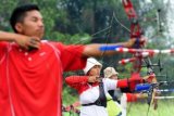 Sejumlah atlet panahan menjalani latihan di Stadion Olah Raga Palangka Raya, Kalimantan Tengah, Sabtu (31/10). Sebanyak 24 atlet panahan Kalteng tetap menjalani latihan persiapan pra-kualifikasi Pra-PON yang akan digelar pada 21-30 November 2015 di Jakarta, di tengah asap tipis yang masih menyelimuti Palangka Raya. ANTARA FOTO/Jessica Helena Wuysang/kye/15