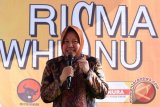 Calon Walikota Surabaya, Tri Rismaharini yang berpasangan dengan calon Wakil Walikota Surabaya, Wisnu Sakti Buana menyampaikan sambutan disela-sela peresmian posko pemenangan Risma-Wisnu di Surabaya, Jawa Timur, Senin (2/11). Posko pemenangan yang didirikan oleh Partai Hanura tersebut sebagai pendukung Tri Rismaharini-Wisnu Sakti Buana sebagai pemenangan dalam pemilihan kepala daerah (Pilkada) pada 9 Desember 2015 mendatang. Antara Jatim/M Risyal Hidayat/zk/15