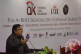 Menteri Keuangan Bambang Brodjonegoro memaparkan materinya ketika membawakan kuliah umum pada seminar Forum Riset Ekonomi dan Keuangan Syariah IV 2015 di Universitas Brawijaya, Malang, Jawa Timur, Selasa (3/11). Seminar tersebut mengusung tema Membangun Industri Pasar Modal Syariah yang Tumbuh, Stabil dan Berkelanjutan. Antara Jatim/Zabur Karuru/zk/15