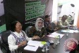 Dari kiri ke kanan, Mantan Dirjen Kebudayaan Edi Sedyawati, Direktur Direktorat Kesenian, Kemendikbud, Endang Catur, Panitia pengarah Mohamad Abduh dan Arie Batubara, berbicara pada konferensi pers Kongres Kesenian Indonesia III 2015 di Gedung Kemendikbud, Senayan, Jakarta, Selasa (3/11). Kongres kesenian yang bertema 'Kesenian dan Negara dalam Arus Perubahan', takan diadakan di Bandung, Jawa Barat, 1 - 5 Desember 2015, akan diikuti oleh para seniman dan institusi yang terlibat langsung dengan kesenian. ANTARA FOTO/Dodo Karundeng/wdy/15.