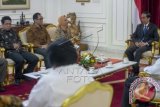 Presiden Joko Widodo (kanan) menerima Rektor Universitas Gadjah Mada (UGM) Dwikorita Karnawati (kedua kanan), Wakil Rektor UGM Paripurna (kedua kiri) dan Dekan Fakultas Kehutanan UGM Satyawan Pudyatmoko (kiri) di Kantor Kepresidenan, Jakarta, Selasa (3/11). Presiden Joko Widodo melakukan pertemuan dengan pimpinan Kelompok Kerja Gambut UGM untuk membahas pengelolaan lahan gambut secara berkelanjutan. ANTARA FOTO/Widodo S. Jusuf/wdy/15.