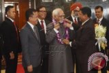 Wakil Presiden India Mohammad Hamid Ansari (kelima kanan) menerima kalungan bunga dari Wakil Ketua DPD Farouk Muhammad (ketiga kanan) saat melakukan kunjungan ke Kompleks Parlemen Senayan, Jakarta Pusat, Selasa (3/11). Dalam kunjungannya Wapres India bertemu dengan pimpinan DPD dan MPR. ANTARA FOTO/Akbar Nugroho Gumay/wdy/15