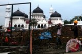 Pekerja mengerjakan proyek perluasan Masjid Raya Baiturrahman di Banda Aceh, Aceh, Minggu (1/11). Proyek pembangunan masjid yang berada di pusat Kota Banda Aceh itu dilakukan dua tahap yang diperkirakan akan menghabiskan dana sekitar Rp1,4 triliun. ANTARA FOTO/Irwansyah Putra/aww/15.