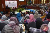  Menteri Keuangan Bambang Brodjonegoro (kiri) memaparkan materinya ketika membawakan kuliah umum pada seminar Forum Riset Ekonomi dan Keuangan Syariah IV 2015 di Universitas Brawijaya, Malang, Jawa Timur, Selasa (3/11). Seminar tersebut mengusung tema Membangun Industri Pasar Modal Syariah yang Tumbuh, Stabil dan Berkelanjutan. Antara Jatim/Zabur Karuru/zk/15 