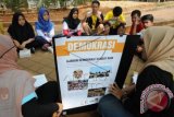 Sejumlah pelajar mendengarkan penjelasan dari mentor mengenai politik dan demokrasi dalam kegiatan 'Rock the Vote Indonesia' di Kampus Universitas Indonesia, Depok, Jawa Barat, Minggu (1/11). Kegiatan pendidikan politik bagi pemilih pemula yang diselenggarakan Center for Election and Political Party (CEPP) FISIP UI dan diikuti perwakilan pelajar SMA/SMK se-Kota Depok tersebut bertujuan untuk memberikan pemahaman politik kepada pemilih muda guna meningkatkan partisipasi mereka dalam Pilkada serentak pada 9 Desember 2015 mendatang. (ANTARA FOTO/Indrianto Eko Suwarso)