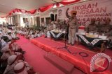 Sejumlah pelajar mengikuti Sekolah Kebangsaan di kediaman pahlawan H O S Tjokroaminoto di Surabaya, Jawa Timur, Selasa (3/11). Kegiatan dalam rangka memperingati Hari Pahlawan tersebut guna memberikan pemahaman sejarah perjuangan bangsa Indonesia kepada para pelajar. ANTARA FOTO/Didik Suhartono/wdy/15