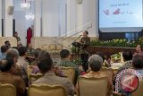 Presiden Joko Widodo (tengah) didampingi Gubernur Lembaga Ketahanan Nasional (Lemhannas) Budi Soesilo Soepandji (kanan) memberikan pembekalan pada peserta Program Pendidikan Reguler Angkatan (PPRA) LIII dan Program Pendidikan Singkat Angkatan (PPSA) XX Lemhannas RI Tahun 2015 di Istana Negara, Jakarta, Rabu (4/11). ANTARA FOTO/Widodo S. Jusuf/wdy/15.