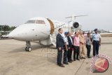 Menko bidang Maritim dan Sumber Daya Rizal Ramli (keempat kiri) bersama Menteri Kelautan dan Perikanan Susi Pudjiastuti (kedua kanan), Panglima Komando Operasi Angkatan Udara I (Pangkoops) Marsekal Muda TNI Agus Dwi Putranto (kedua kiri) dan Komandan Lanud Halim Perdanakusuma Marsekal Pertama TNI Umar Sugeng Hariyono (kanan) berfoto bersama di depan pesawat Boeing Maritime Surveillance Aircraft (MSA) N614BA di Lanud Halim Perdanakusuma, Jakarta, Rabu (4/11). Pesawat Boeing MSA N614BA tersebut akan melakukan uji terbang untuk memantau perairan laut Indonesia. ANTARA FOTO/M Agung Rajasa/wdy/15.