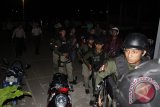Pasukan bantuan dari kesatuan  gegana brimob Polda Aceh menerobos masuk ruangan tahanan saat terjadi kerusuhan narapidana di Lembaga permasyarakat Kelas II A Banda Aceh, Jumat (6/11) malam. Sekitar enam ratus napi mengamuk , merusak pagar pengaman LP dan melakukan perlawanan dengan melempar petugas dengan batu karena mereka tidak mendapat pasukan air selama empat hari bersih untuk mandi dan mencuci. ACEH.ANTARANEWS.COM/Ampelsa/15
