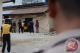 Sejumlah petugas memasukkan jenazah terduga teroris yang tewas ditembak, ke kamar mayat Rumah Sakit Bhayangkara, di Palu, Sulawesi Tengah, Jumat (6/11). Aparat kembali menembak mati salah seorang terduga teroris setelah terjadi kontak senjata yang diduga kelompok Santoso di Desa Salubanga, Kecamatan Sausu, Kabupaten Parigi Moutong, Sulawesi Tengah pada Jumat (6/11) dinihari. ANTARA FOTO/Basri Marzuki/wdy/15