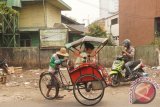 Seorang tukang becak di Pasar Kuripan,Kecamatan Banjarmasin Timur berusaha menjalankan alat transportasi sederhananya yang membawa penumpang, Kamis(5/11).Becak adalah salah satu transportasi umum yang memakai tenaga manusia dan masih banyak diminati masyarakat saat ini,karena harganya yang terjangkau dari angkutan umum lainnya.(Foto Antaranews Kalsel/e)