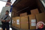Petugas kepolisian menjaga surat suara Pilkada di kantor KPU Bone Bolango, Gorontalo. Sebanyak 110.989 lembar surat suara, formulir, dan sampul dibawa dari Makassar menuju Bone Bolango dengan menggunakan truk. ANTARA FOTO/Adiwinata Solihin