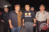 Wali Kota Kediri Abdullah Abu Bakar (kiri) dengan Kepala Polres Kediri Kota AKBP Bambang W Baiin (dua dari kanan) dalam kegiatan Gerebek Suro 2015 Jaranan Kota Kediri di bantaran Sungai Brantas, Kediri, Jawa Timur, Jumat (6/11) malam. Kegiatan gerebek suro jaranan ini menampilkan 30 kesenian jaranan dari Kediri. Kegiatan ini berlangsung selama tiga hari, mulai Jumat 6-9 November 2015. Antara Jatim/Foto/Asmaul Chusna/15