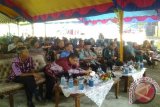 Tanjung, 7/11 - Desa Hayub Kecamatan Haruai Kabupaten Tabalong menerima kunjungan tim penilai lomba Program Terpadu Peningkatan Peran Wanita menuju Keluarga Sehat Sejahtera (P2WKSS) tingkat Provinsi Kalsel. Dalam penilaian lomba P2WKSS hadir pula Bupati Tabalong, Anang Syakhfiani bersama Ketua TP PKK Kabupaten Syarifah Syifa, Ketua Dewan,  Darwin Awi serta satuan kerja lingkup Kabupaten Tabalong.Foto:Antara/Anang Syakhfiani