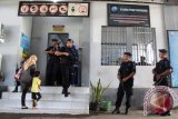 Seorang pengunjung menuju pintu masuk ruangan tamu saat pasukan Brimob Polda Aceh memberikan pengamanan pasca kerusuhan napi di Lembaga Permasyarakatan Kelas II A, Banda Aceh, di Banda Aceh, Sabtu (7/11). Pasca bentrok napi dengan petugas keamanan, pengamanan di Lembaga Permasyarakatan itu diperketat guna mengantisipasi kemungkinan  terulangnya kerusuhan hingga situasi  terkendali dan  kondusif. ACEH.ANTARANEWS.COM/Ampelsa/15